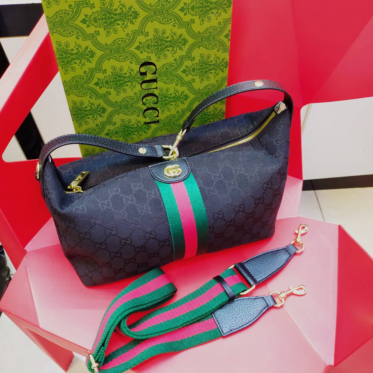 Gucci
 115 dhs❤️ 

with box
🎁🎁🎁

Zain235
♥️♥️♥️