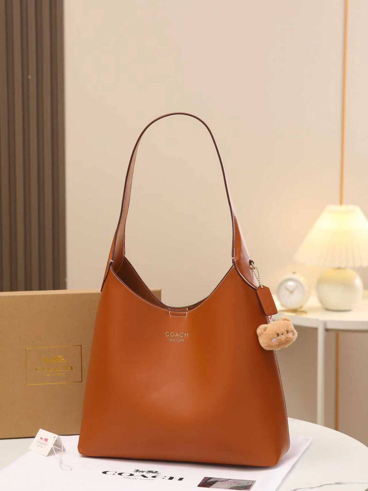 Coach 

good quality, size 34*27 cm 
95 dhs❣️

Zain12
♥️♥️♥️