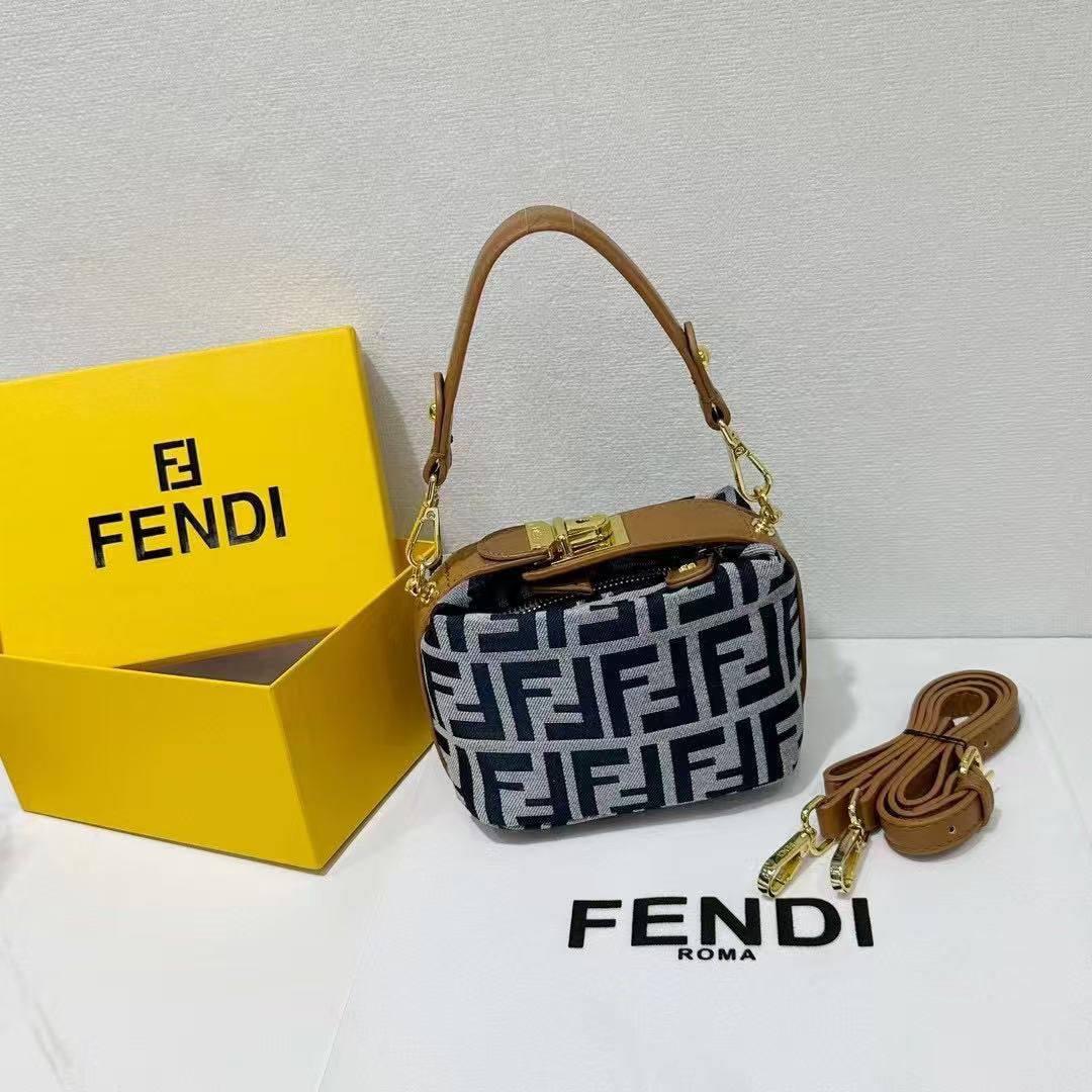 Fendi

85 dhs🪙💕

with box
🎁🎁🎁

Zain143
♥️♥️♥️