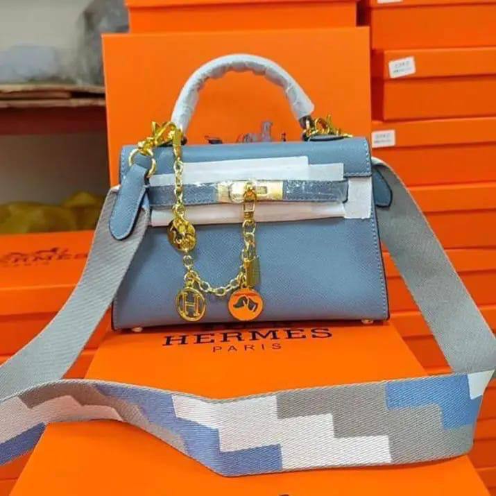 💗Hermes Killy 
1⃣️ First quality
 + chain⛓️+ 2 strap +🎁
Size : 22 *15 *7 cm
90 dhs🪙🌨️
with box🎁

Zain115
♥️♥️♥️