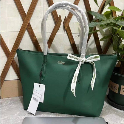 Lacoste
50 dhs✅
size 46×28×12cm

Zain42
♥️♥️♥️