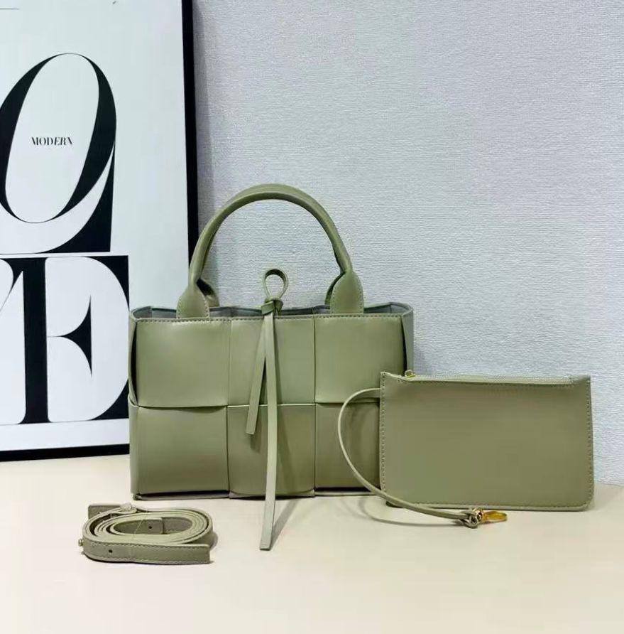 BOTTEGA 
GOOD QUALITY  
WITH BOX 
110 dhs✅

Zain295
♥️♥️♥️