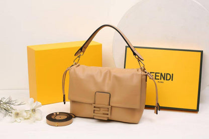 ❤️ Fendi Mamma Baguette
1️⃣ First quality +🎁
Size : 24 * 17 * 9 cm
80 dhs❣️

with box 🎁

Zain115
♥️♥️♥️
