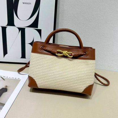 BOTTEGA VENETA 
GOOD QUALITY 

WITH BOX  
🎁🎁🎁

120 dhs✅
SIZE: 25cm

Zain39
♥️♥️♥️