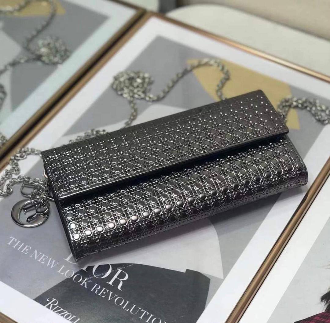 Dior
105 dhs🇦🇪🇦🇪 
with box high quality

Zain21
♥️♥️♥️