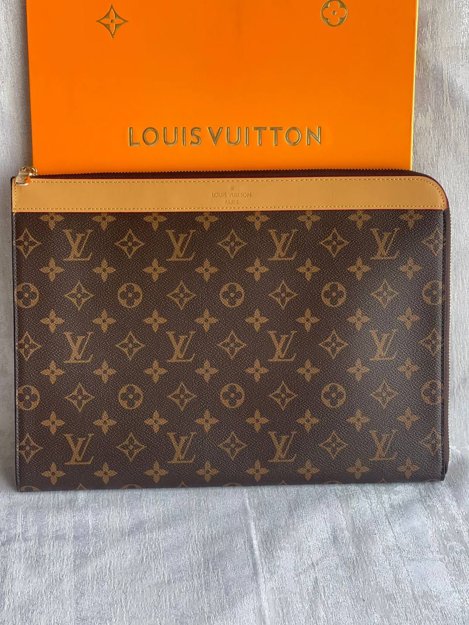 LV
*File bag*
*Master quality*
350 dhs💓

Zain179
♥️♥️♥️