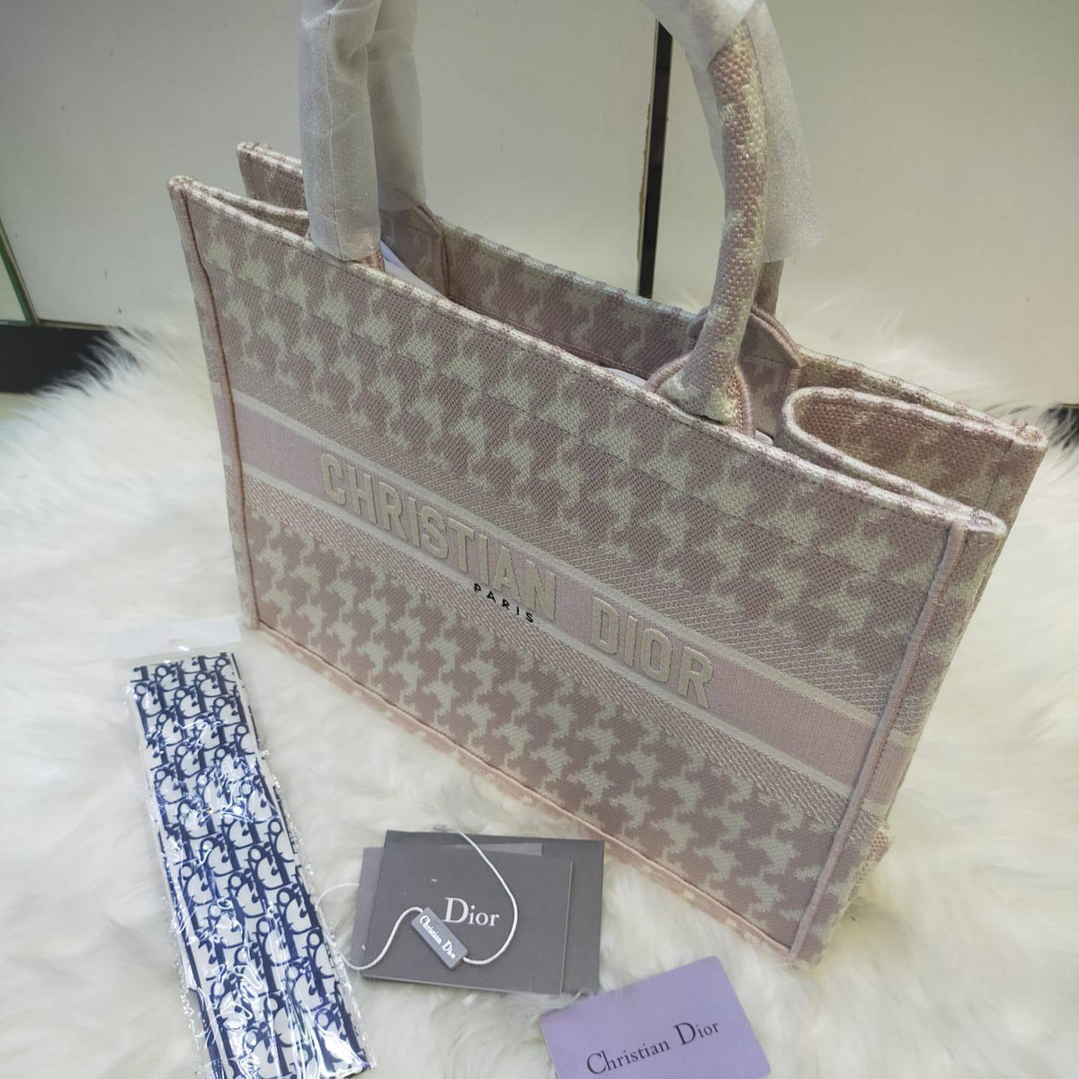 Dior

125 dhs🇦🇪🇦🇪
High quality 

Zain235
♥️♥️♥️