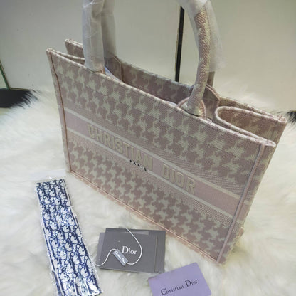 Dior

125 dhs🇦🇪🇦🇪
High quality 

Zain235
♥️♥️♥️