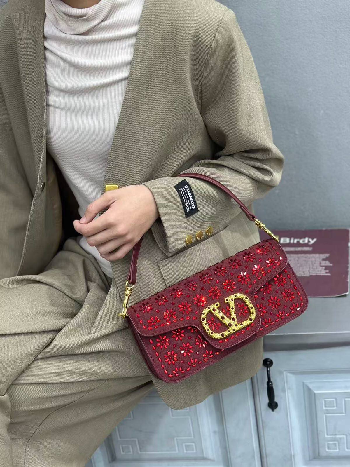 VALENTINO 

NEW CANE 
GOOD QUALITY 

SMALL SIZE 
WITH BOX  
105 dhs🇦🇪🇦🇪

Zain295
♥️♥️♥️