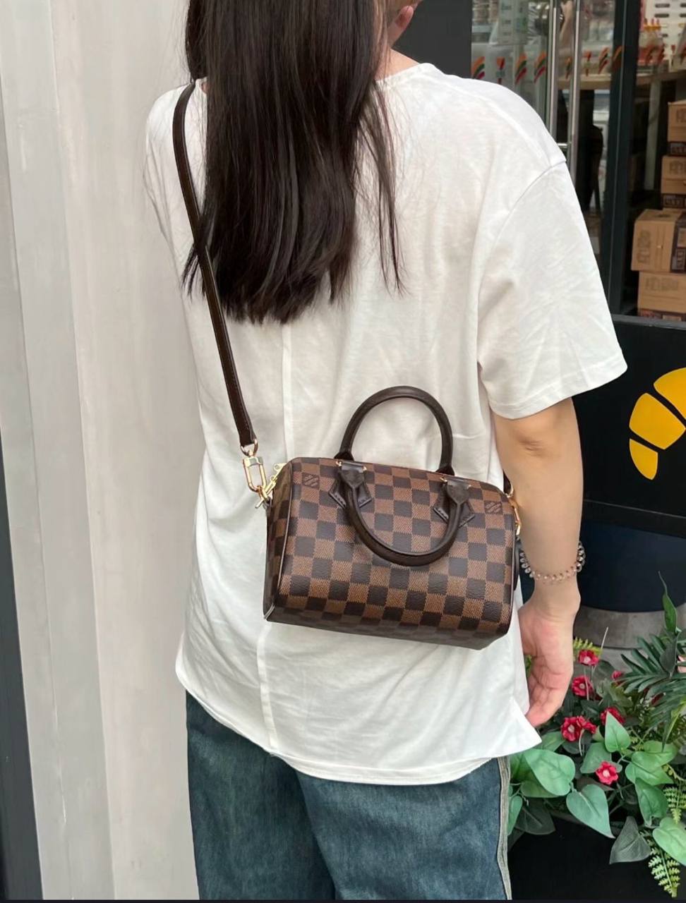 LV SPEEDY SMALL SIZE 
GOOD QUALITY 

WITH BOX 
🎁🎁🎁

85 dhs👑
20cm

Zain39
♥️♥️♥️