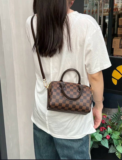 LV SPEEDY SMALL SIZE 
GOOD QUALITY 

WITH BOX 
🎁🎁🎁

85 dhs👑
20cm

Zain39
♥️♥️♥️