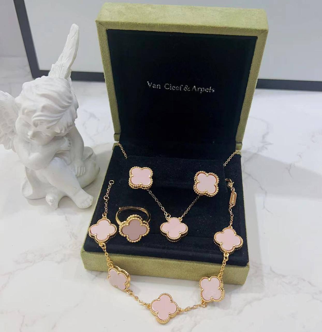 VCA SET ❤️‍🔥*
Necklace ✨
Earring 🍁
Bracelet 🦋
Ring free size 💍
Master quality 💯
With normal boxes 📦 
50 dhs❣️
With master box 🗃️ 
75 dhs❣️

Zain216
♥️♥️♥️