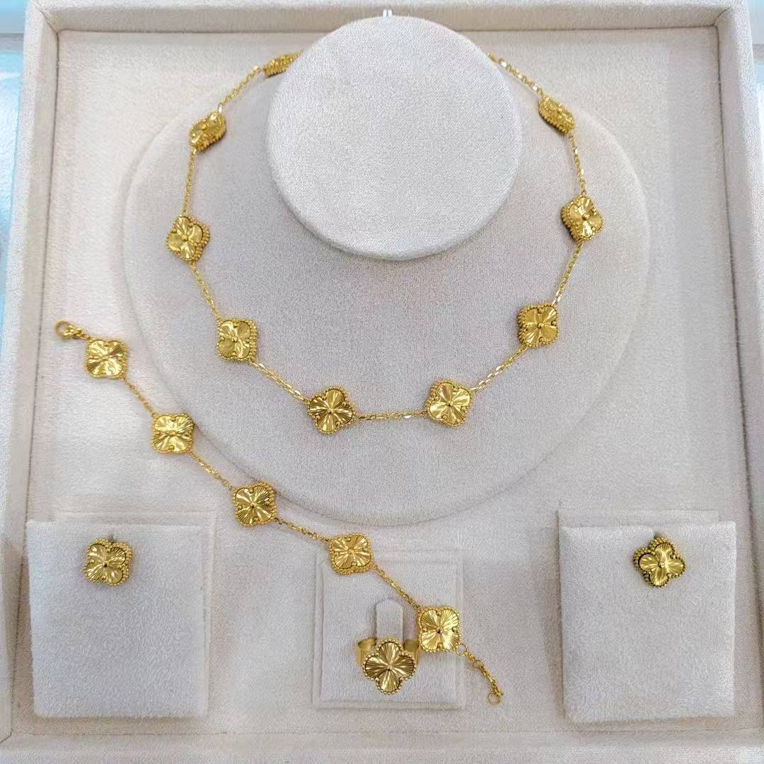VCA SET❤️‍🔥*
Stainless steel 💯
Non tarnish ✅
Necklace 🐦‍🔥
Earring🌸
Bracelet ✨
With normal boxes 📦 
60 dhs❣️
With master box 🗃️ 
80 dhs❣️

Zain216
♥️♥️♥️