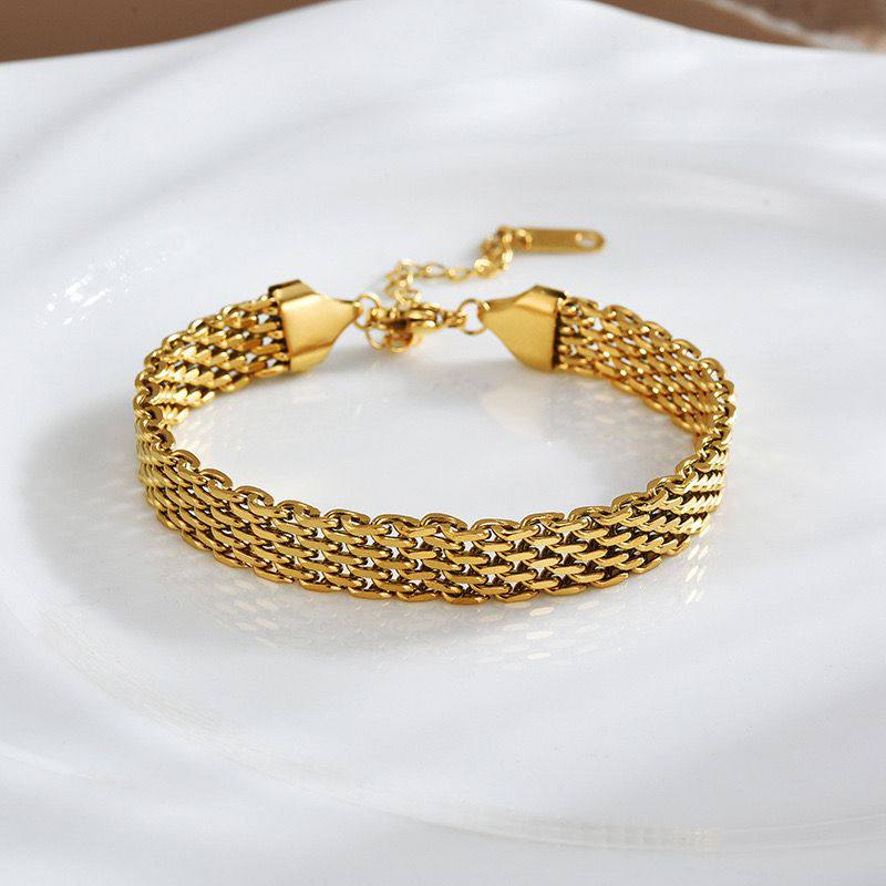 New arrival Stainless steel with 18k gold plated bracelet Non tarnish 
30 dhs🪙🖤 

Zain243
♥️♥️♥️