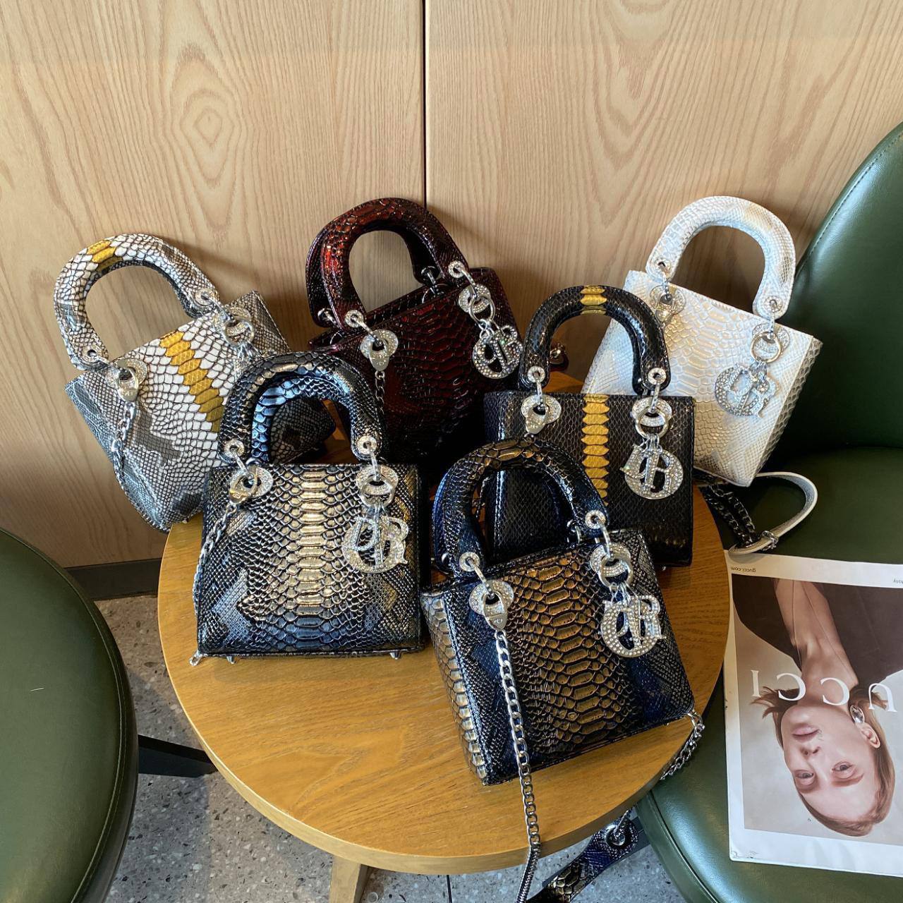 Dior
Best quality 
with box’s
🎁🎁🎁

115 dhs🪙🌨️
size 18cm

Zain158
♥️♥️♥️