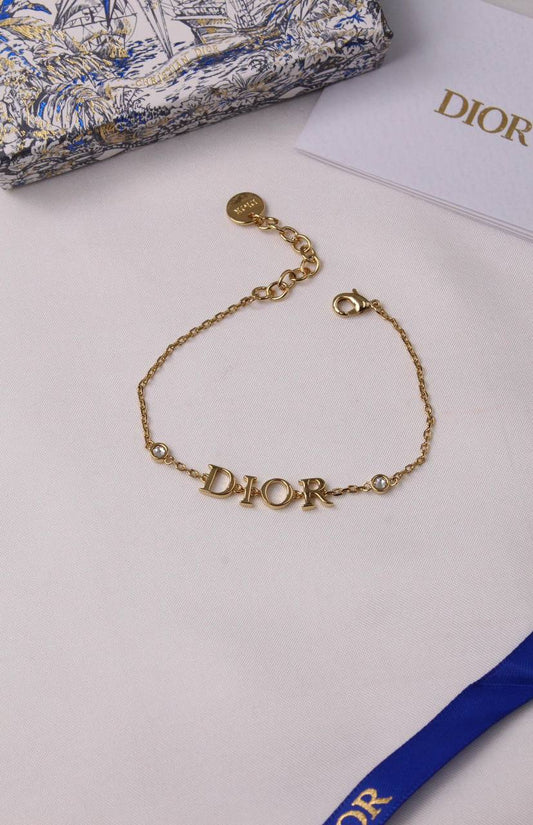 DIOR 🤍
* ⁠↗️ *Super Master Quality ®️*⬆️
* DIOR  Chain Links with Stones PENDANT , EARINGS & BRACLET
*260 dhs✅* with *Normal* Box & Bag
*280 dhs✅* with *Orignal* Packing 🎁

Zain209
♥️♥️♥️