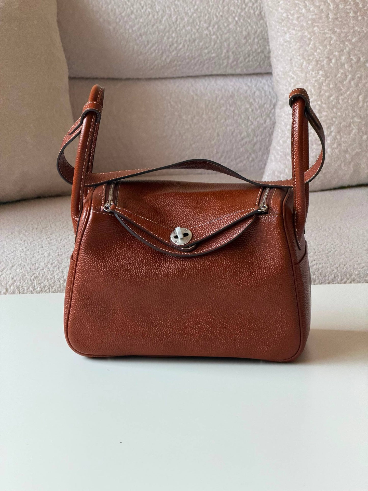 Hermes Lindy 26cm💕master quality😍with box❤️
390 dhs🇦🇪🇦🇪

Zain52
♥️♥️♥️