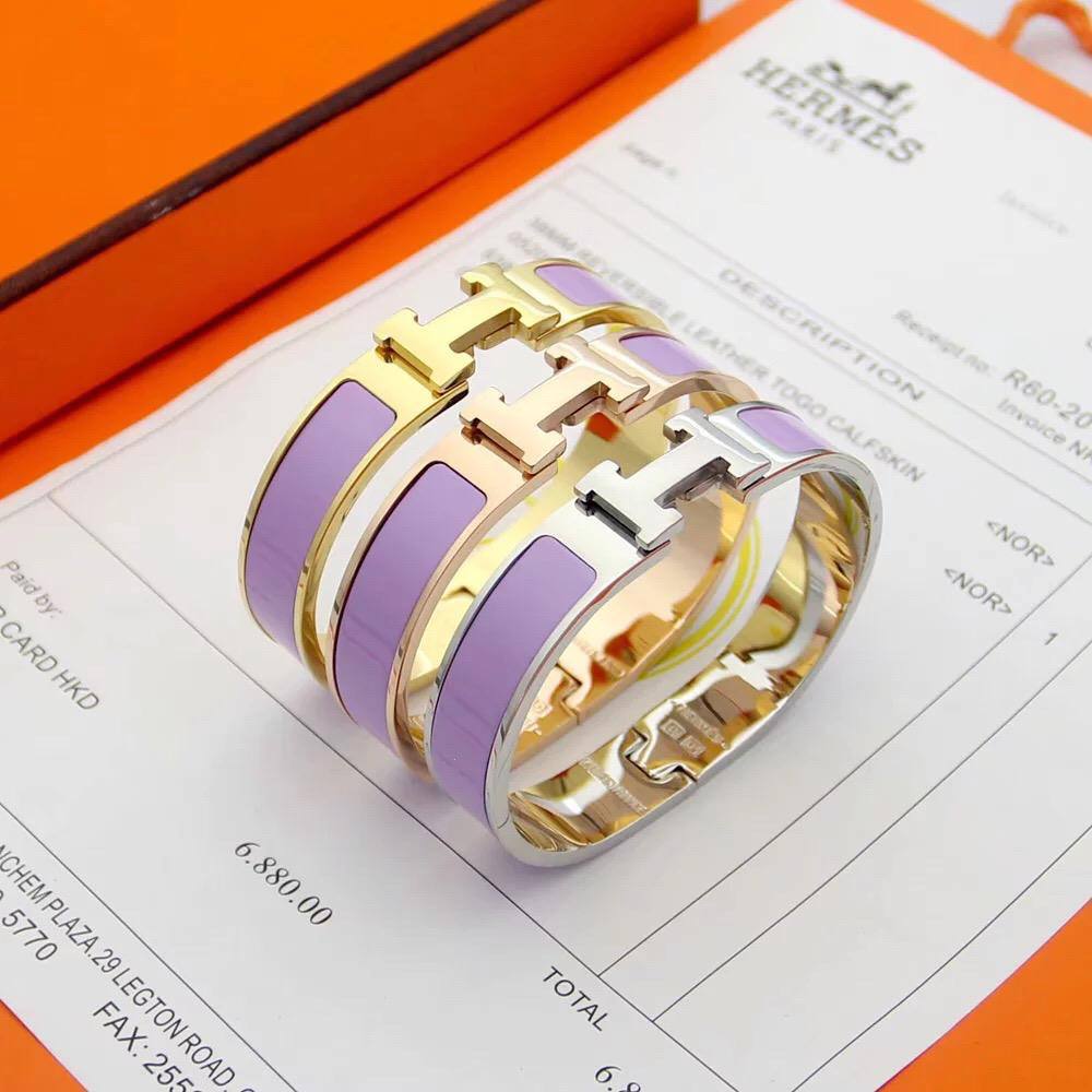 GOLD 
ROSE GOLD
SILVER
BANGLE HERMES 
MASTER✨💫
60 dhs✅✅
 EACH WITH BOX AND PAPER BAG🎁🛍️

Zain89
♥️♥️♥️