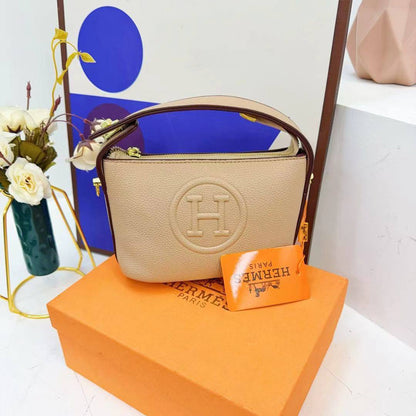 HERMES
 ʟᴜɴᴄʜ ʙᴏx ʙᴀɢ
ᴡɪᴛʜ ʙᴏx
ᴡɪᴛʜ ᴀᴅᴊᴜsᴛᴀʙʟᴇ sᴛʀᴀᴘ
sɪᴢᴇ : 17.5 cm

70 dhs✅

Zain31
♥️♥️♥️