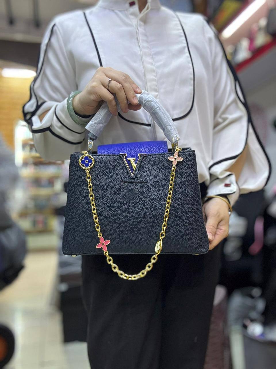 LV Capitalcines 

Finish quality +box🎁

Size : 27 * 19 cm
95 dhs🇦🇪🇦🇪

 with box🎁

Zain115
♥️♥️♥️