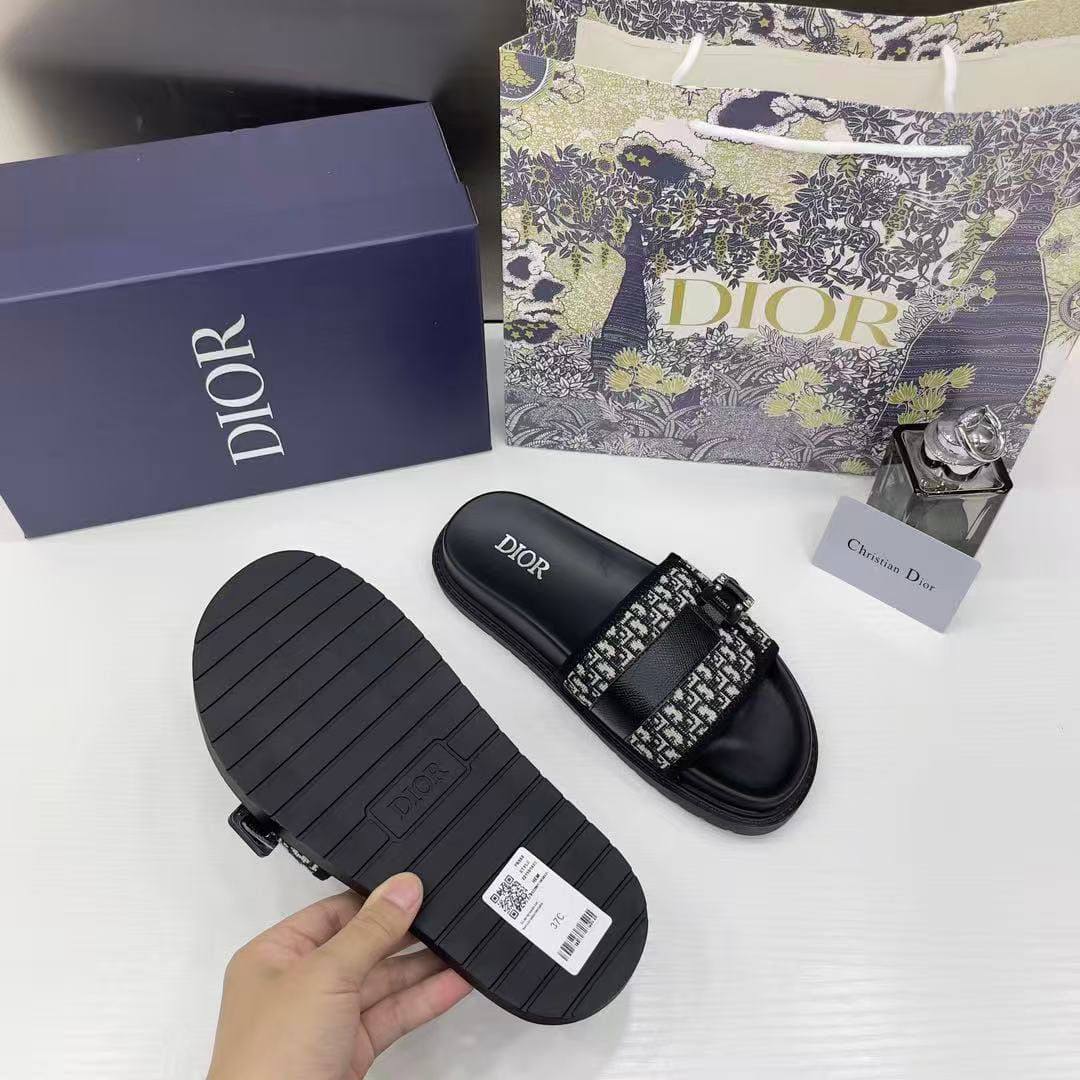 NEW CAME 🛬
DIOR SLIPPER🩴
110 dhs💓
size: 36-42 

Zain40
♥️♥️♥️