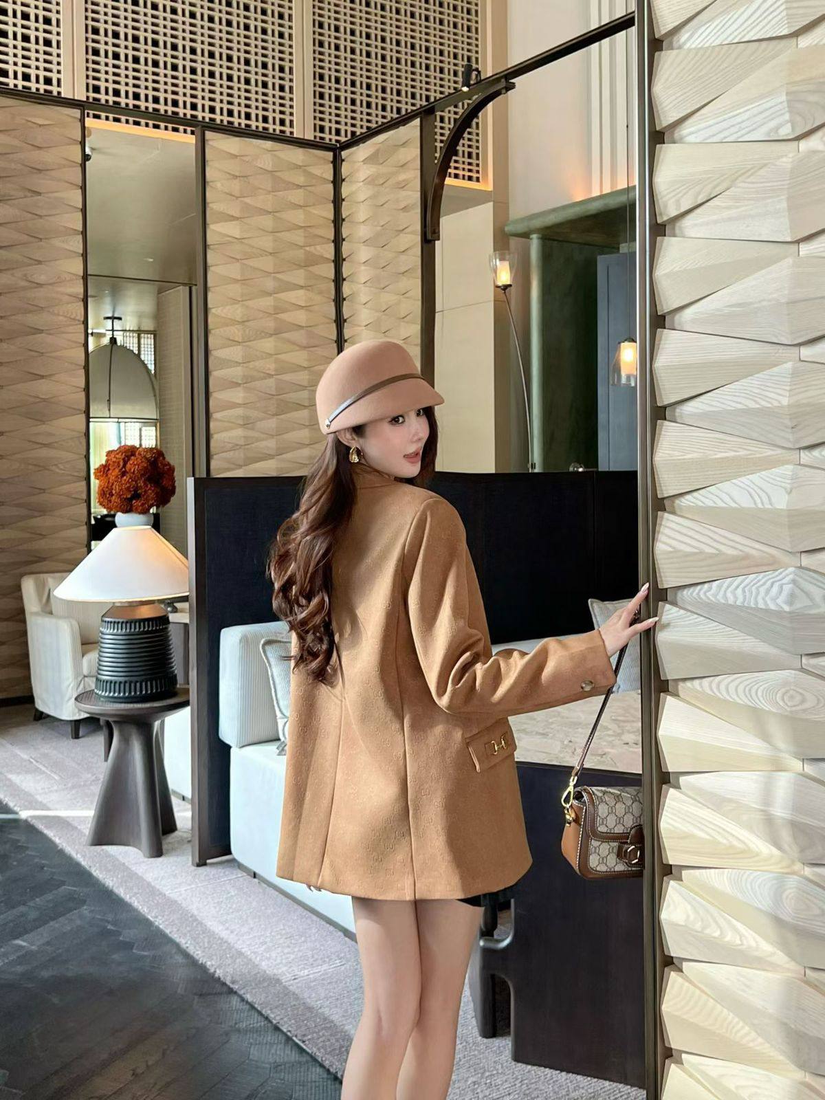 *New collections Gucci jacket 💕💕
290 dhs❣️
*good  quality  
*Sizes:S M L xl* 
*AVAILABL

Zain231
♥️♥️♥️