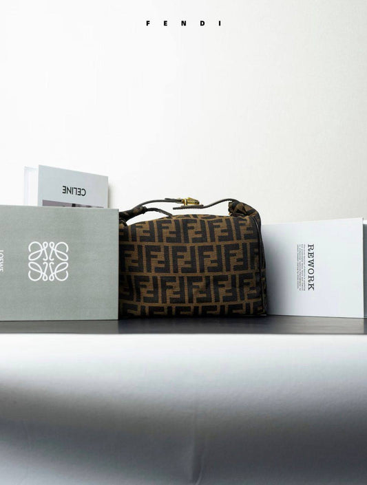 Fendi
90 dhs❣️
SIZE：22cm

Good-quality 

with box🎁🎁🎁

Zain35
♥️♥️♥️