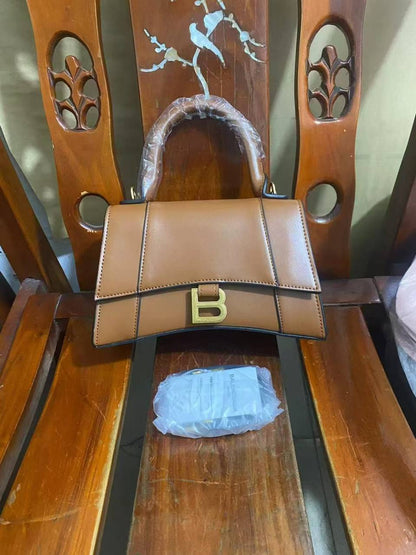 Balenciaga
GOOD QUALITY 
110 dhs💓

Zain200
♥️♥️♥️