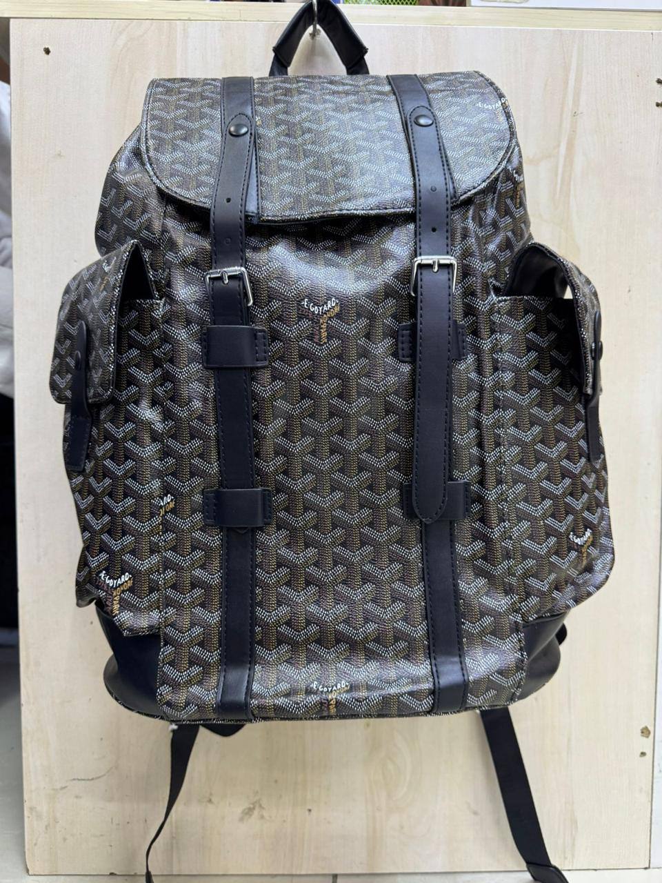Goyar / LV backpack 

 First quality 

Size : 42 * 32 * 13 cm
100 dhs🇦🇪🇦🇪

Zain115
♥️♥️♥️