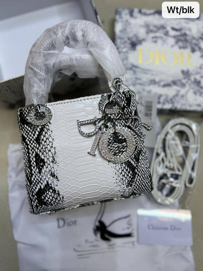🌹  Lady Dior rare materials
1️⃣ First quality +🎁
Size : 17 * 14 * 7 cm
110 dhs✅
with box 🎁

Zain115
♥️♥️♥️
