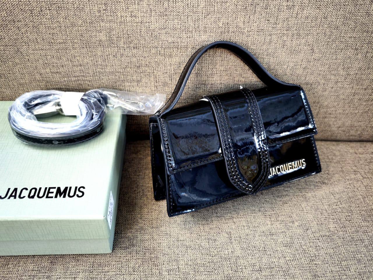 Fendi
85 dhs❣️

with box
🎁🎁🎁

26cm fendi
18cm jacquemus
Two styles

Zain26
♥️♥️♥️