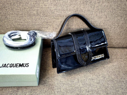 Fendi
85 dhs❣️

with box
🎁🎁🎁

26cm fendi
18cm jacquemus
Two styles

Zain26
♥️♥️♥️