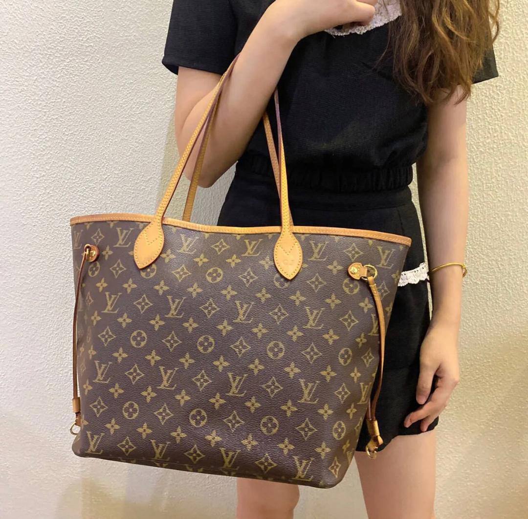 LV 

95 dhs🇦🇪🇦🇪

with box

size 45×18×30cm

Zain213
♥️♥️♥️