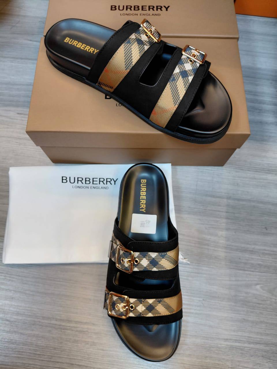 Burberry Men Slipper 
New Collection High Quality 
Size 40 To 45
120 dhs✅

Zain16
♥️♥️♥️