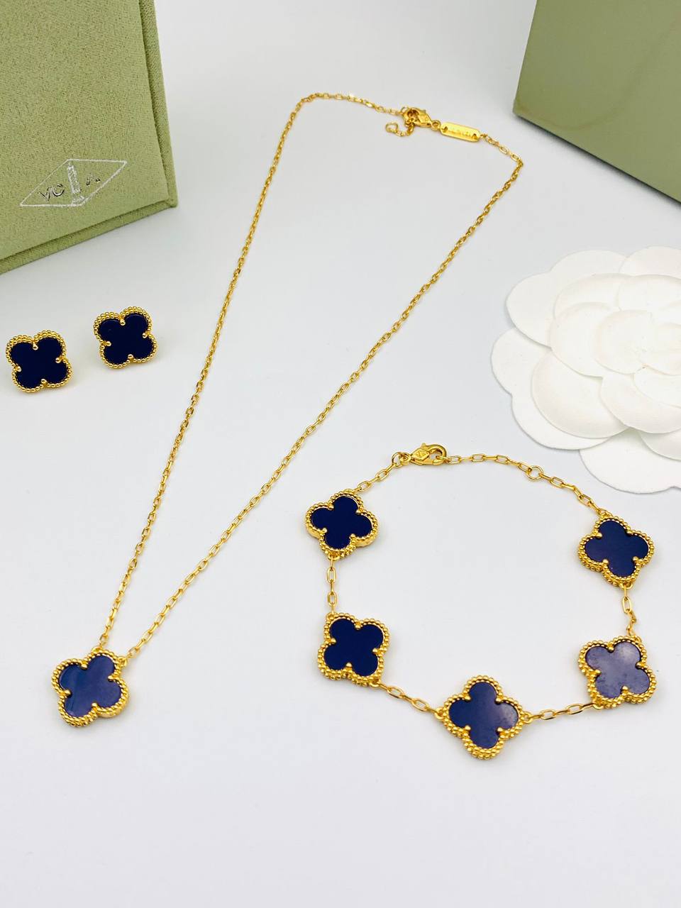 VCA SET 
NECKLACE 
BRACELET 
EARRINGS
150 DHS✅
 WITH BOX AND PAPER BAG🛍️🎁
SEPARATE

Zain89
♥️♥️♥️