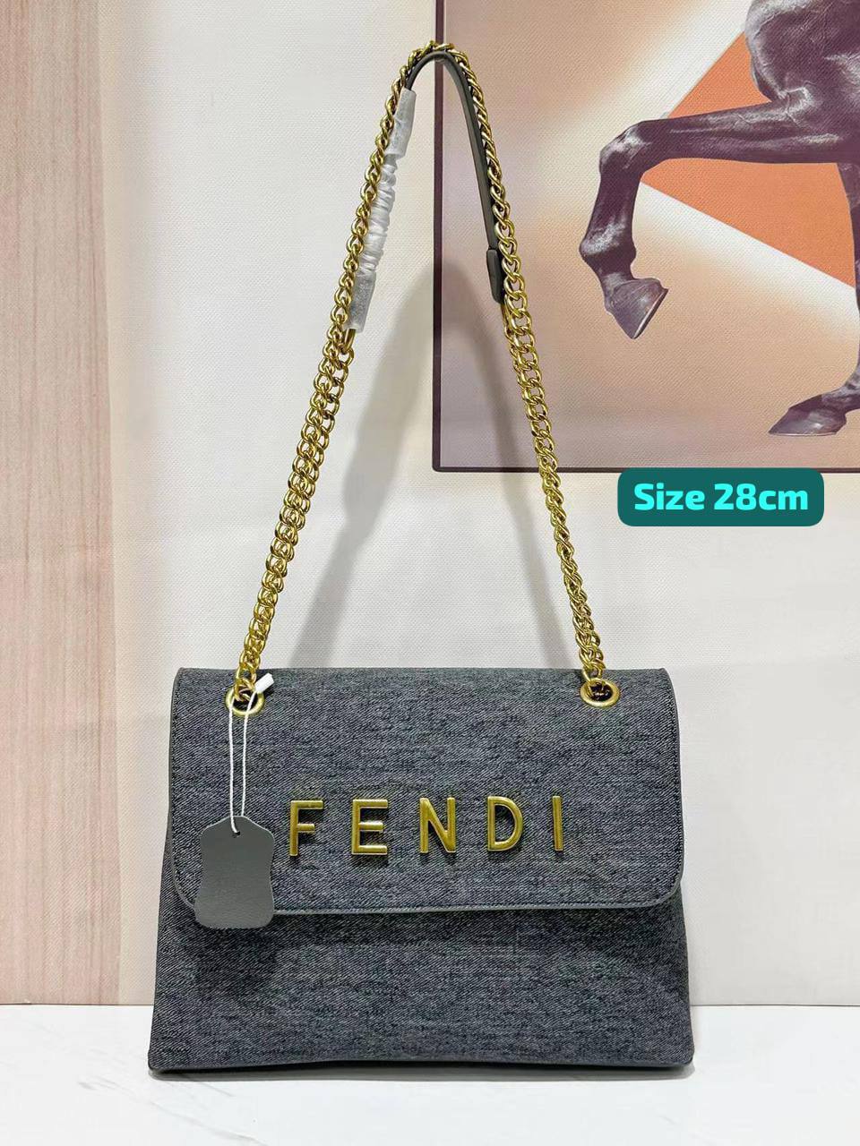 Fendi

Good quality 

with box 
🎁🎁🎁

105 dhs❣️

Zain186
♥️♥️♥️
