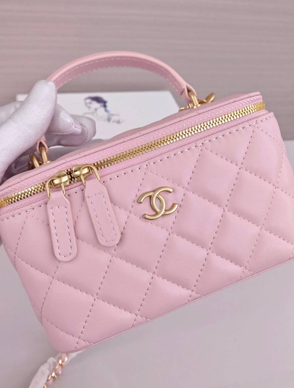 Chanel 
good quality, 
comes with box,  
🎁🎁🎁

size...19* 10  cm 
100 dhs💓

Zain12
♥️♥️♥️