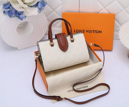 LV
Good quality 
Size 23*cm
100 dhs🇦🇪🇦🇪
With box 📦🔥🔥

Zain70
♥️♥️♥️
