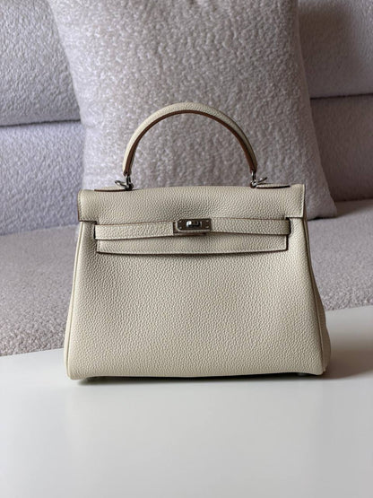 Hermes
kelly 25 cm💥Master quality ✅with box📦
440 dhs✅

Zain52
♥️♥️♥️