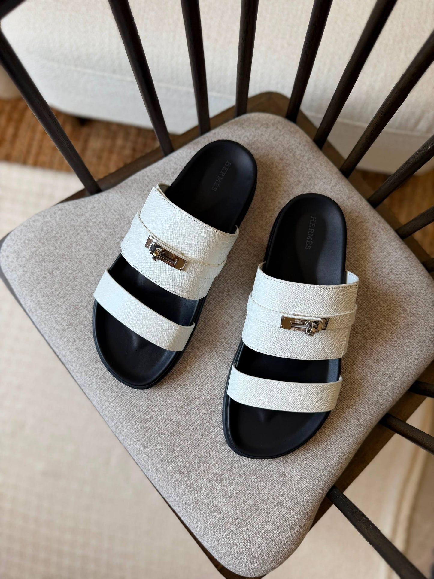 HERMES SLIPPERS
*AAA QUALITY*
*size: 40 to 47*
450 dhs✅

Zain185
♥️♥️♥️