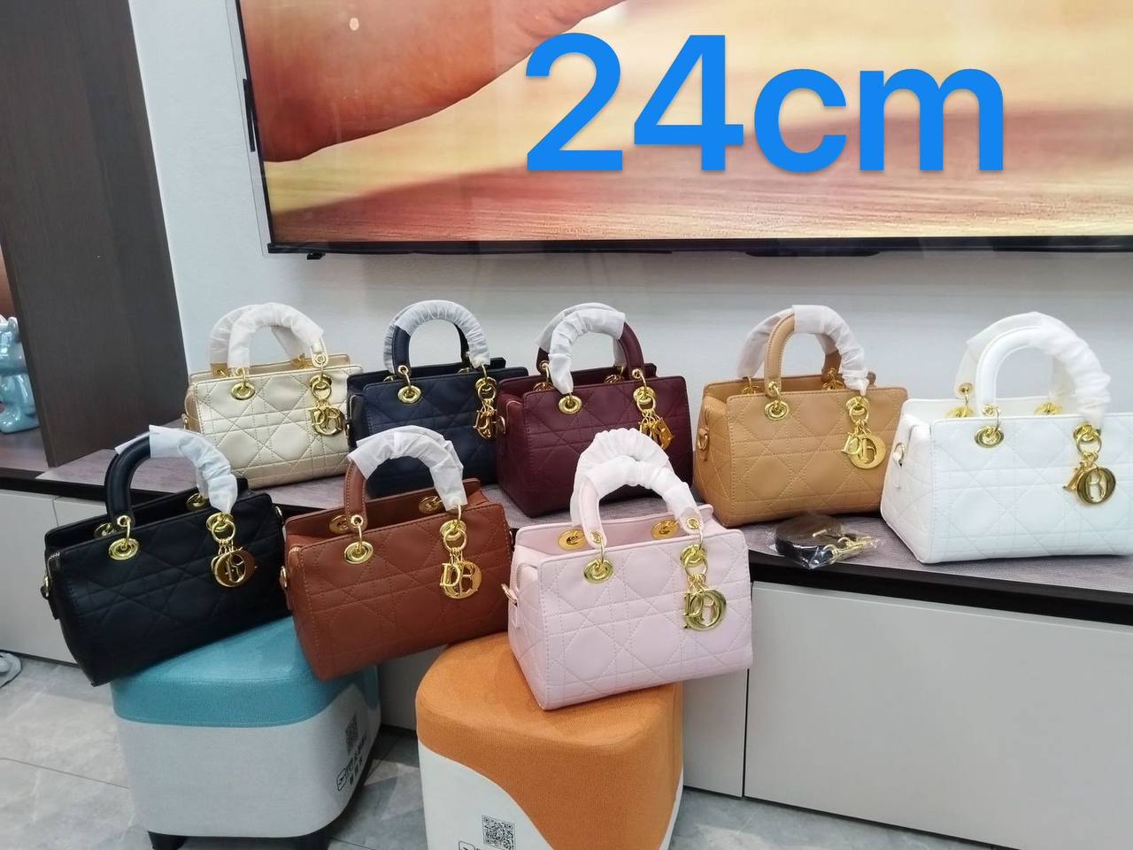 DIOR 
WITH BOX 🎁🎁🎁

125 dhs✅

Zain169
♥️♥️♥️