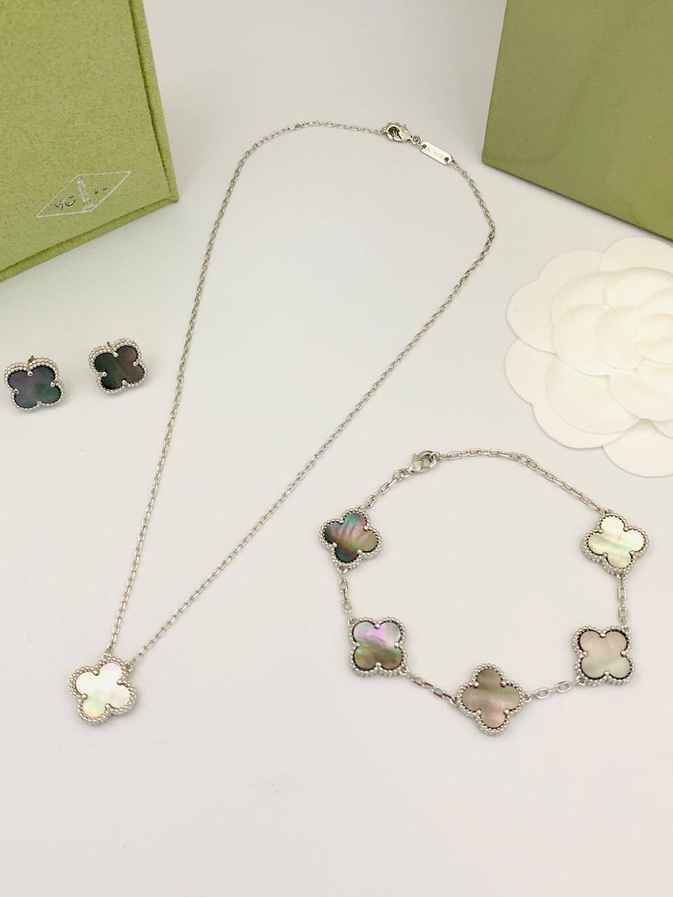 VCA Set*_🌼💫
*NECKLACE 1 FLOWER*
*BRACELET 5 FLOWER*
*EARRING   1* *FLOWER*  
145 dhs❤️
       _*WITH*_
    *Good Box* 📦

Zain89
♥️♥️♥️
