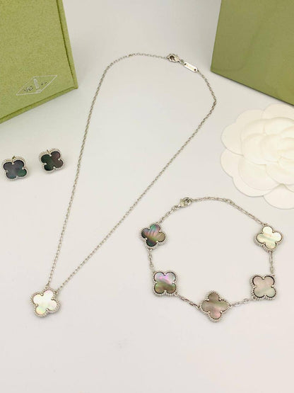 VCA Set*_🌼💫
*NECKLACE 1 FLOWER*
*BRACELET 5 FLOWER*
*EARRING   1* *FLOWER*  
145 dhs❤️
       _*WITH*_
    *Good Box* 📦

Zain89
♥️♥️♥️