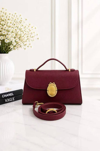 Dior
Best quality with box’s 
110 dhs🇦🇪🇦🇪
size 24 Cm

Zain290
♥️♥️♥️