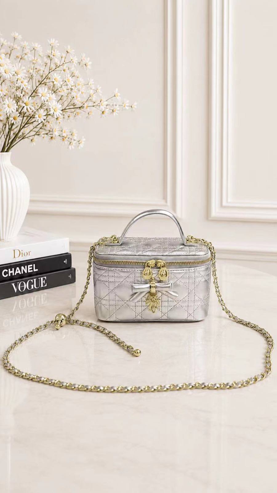 DIOR

best quality 
with box
110 dhs🇦🇪🇦🇪

Zain290
♥️♥️♥️