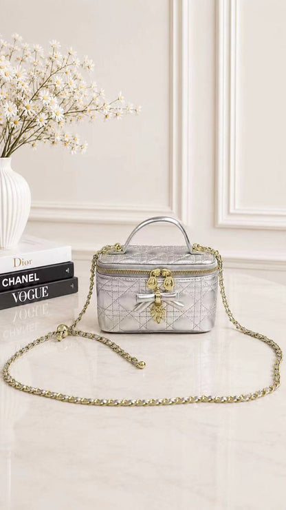 DIOR

best quality 
with box
110 dhs🇦🇪🇦🇪

Zain290
♥️♥️♥️