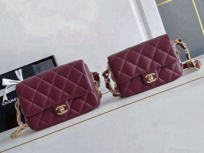 CHANEL 
COPY ONE 
WITH DOUBLE BOX ……🎁(leather) 
BIG SIZE 240 DHS✅
SMALL SIZE 230 DHS✅

Zain295
♥️♥️♥️