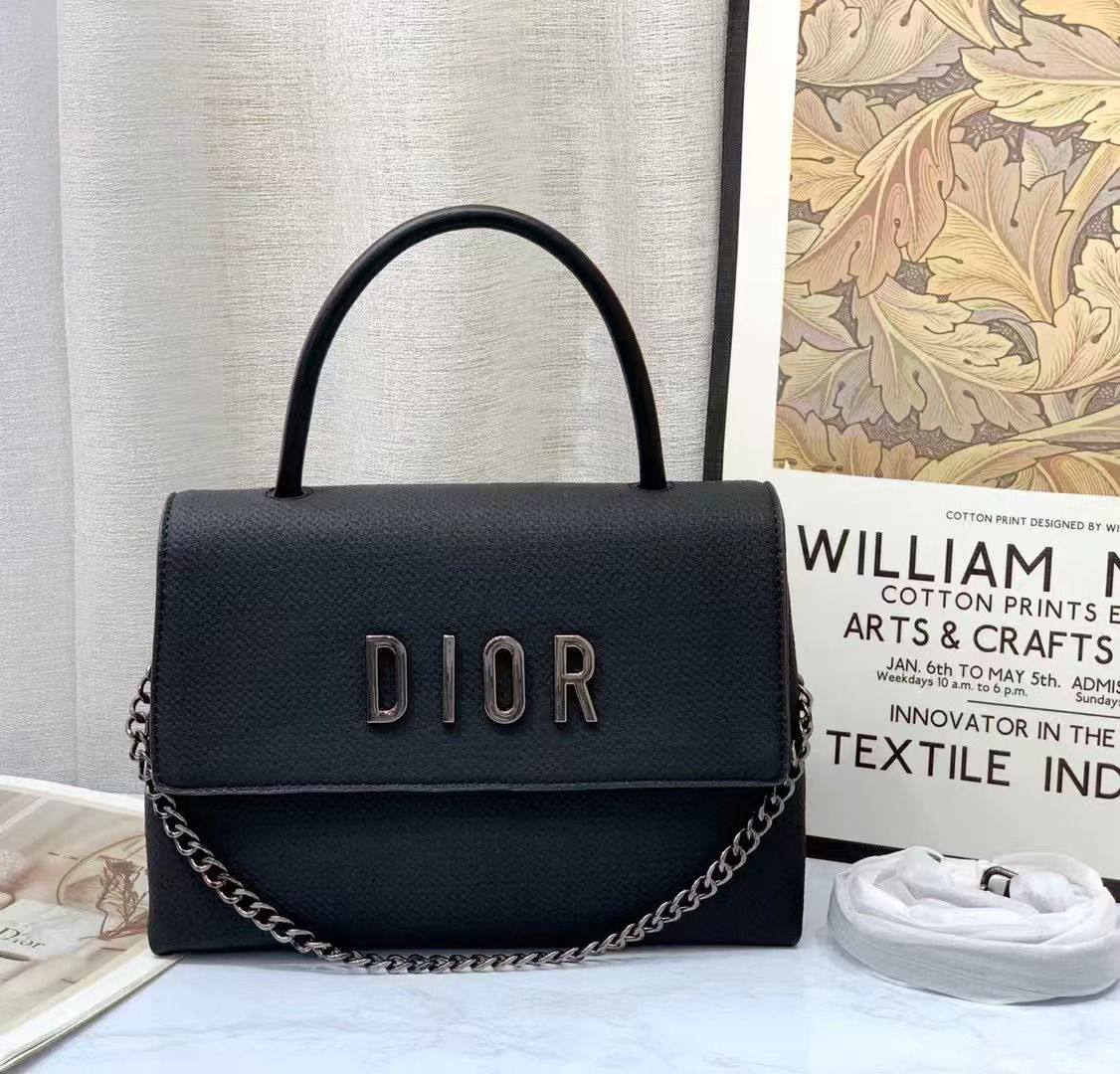 Dior
Best quality
No box’s
110 dhs✅
size 28cm

Zain158
♥️♥️♥️