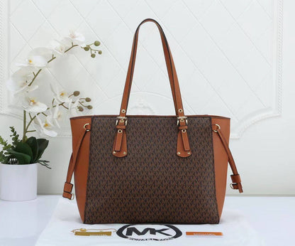 MK
95 dhs🪙🌨️

SIZE：40×25×14cm
Good quality 

with box
🎁🎁🎁

Zain35
♥️♥️♥️