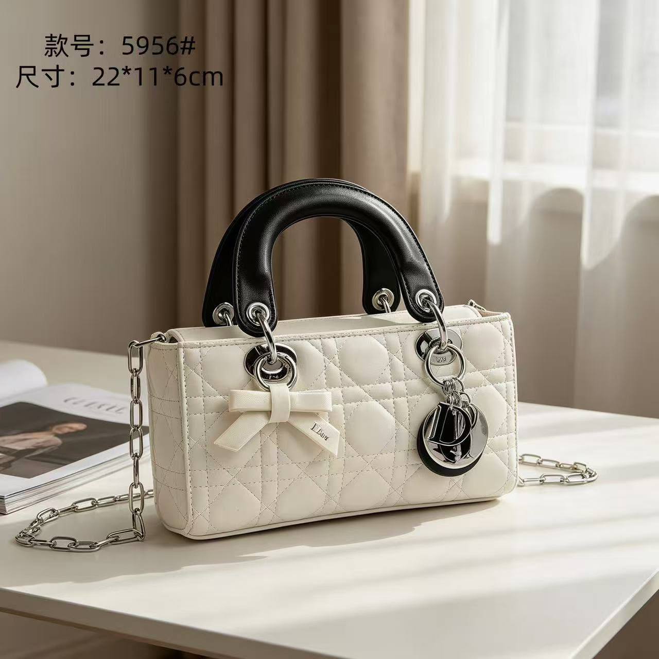 Dior
nice quality
130 dhs✅
withbox

Zain143
♥️♥️♥️